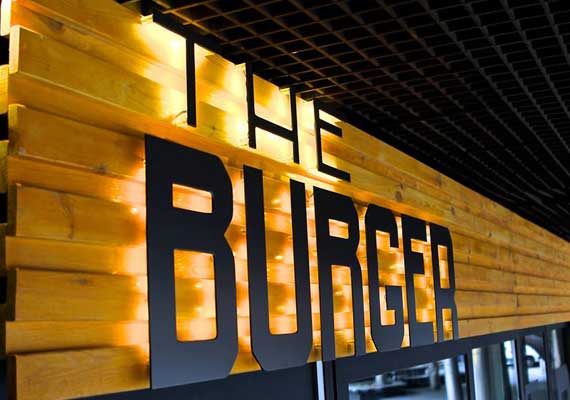 Ресторан THE BURGER, который расположился в центре АРЕНА мы обеспечили уникальной вывеской: фриз из термостойкой древесины с буквами с контражурной светодиодной подсветкой.